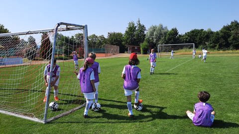 Kinder und Jugendliche beim Fußball-Camp von Real Madrid in Markelfingen. (Foto: SWR, Stefanie Baumann)