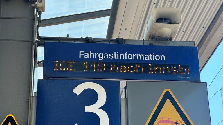 Die Anzeigetafel am Bahnsteig für den ICE über Ravensburg nach Innsbruck. (Foto: SWR, Alfred Knödler)