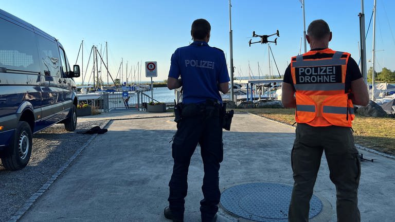 Schweizer Rettungskräfte suchten am Sonntagabend nach einem vermissten jugendlichen Schwimmer im Bodensee vor Altenrhein.