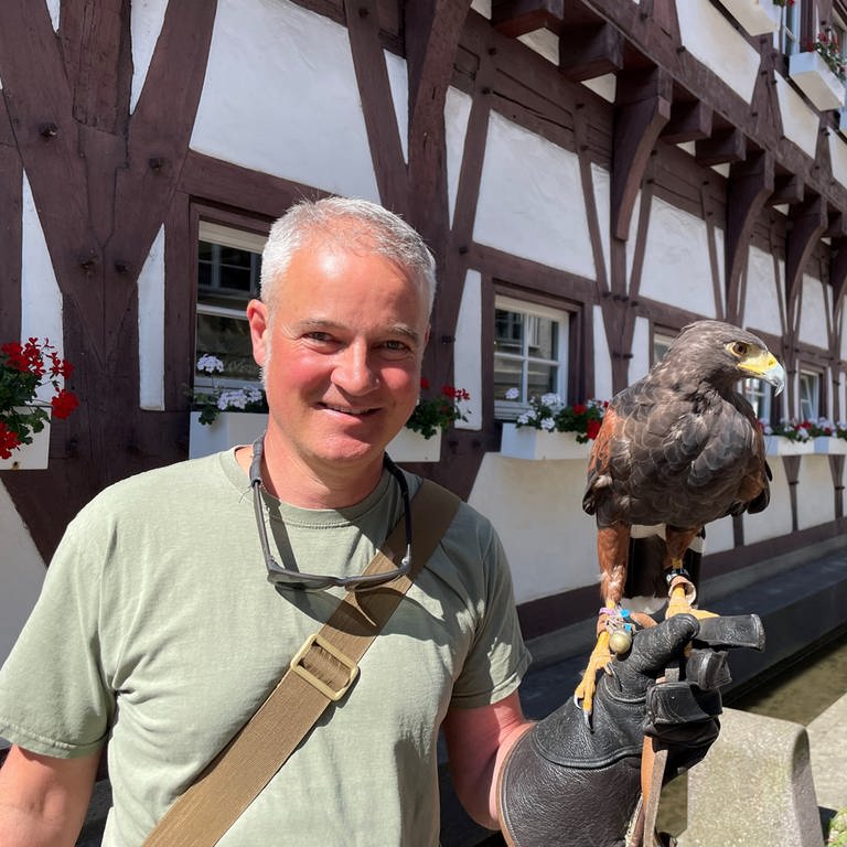 Ein Falkner mit einem Bussard auf der Hand. (Foto: SWR, Johannes Riedel)