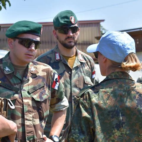 Eine Frau und drei Männer in Soldatenuniformen reden miteinander (Foto: Bundeswehr, Alex Rettner)