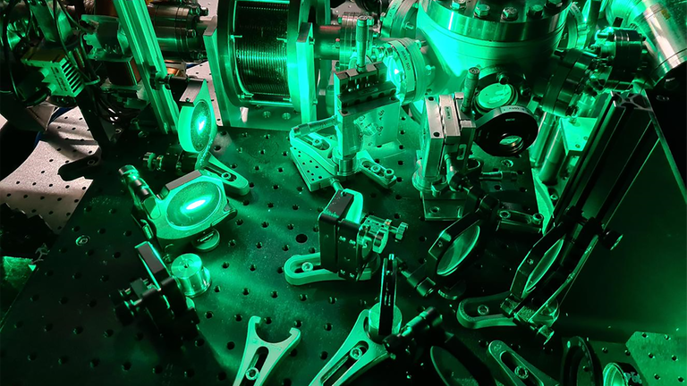 Konstanzer Forscher erreichen in ihrem Versuchsaufbau Elektronen-Signale mit einer Dauer von wenigen Attosekunden. (Foto: Pressestelle, Johannes Thurner)