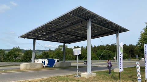 Bundesverkehrsminister Volker Wissing (FDP) besucht die Solarüberdachung an der A81 im Hegau. 