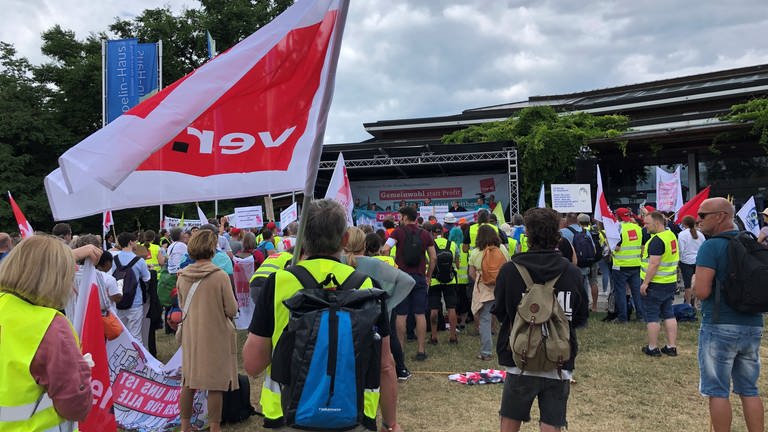 Demonstration am Rande der Gesundheitsministerkonferenz in Friedrichshafen.