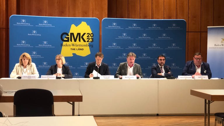 Gesundheitsminister, darunter Karl Lauterbach und Manfred Lucha, sitzen an einem Tisch bei einer Pressekonferenz