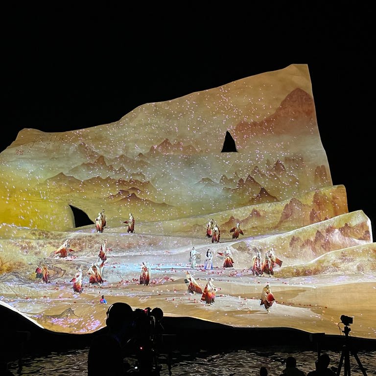Mal bläulich, mal grau, mal rot, mal gelb - so leuchtet die Seebühne der Bregenzer Festspiele bei Madame Butterfly bei den Bregenzer Festspielen 2022