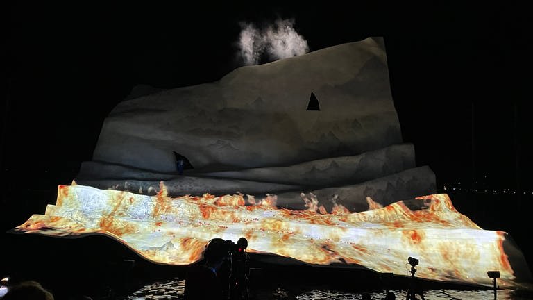 Am Ende geht das Bühnenbild in Flammen auf. Oder doch nicht wirklich? Madame Butterfly bei den Bregenzer Festspielen 2022 (Foto: SWR, Karin Wehrheim)
