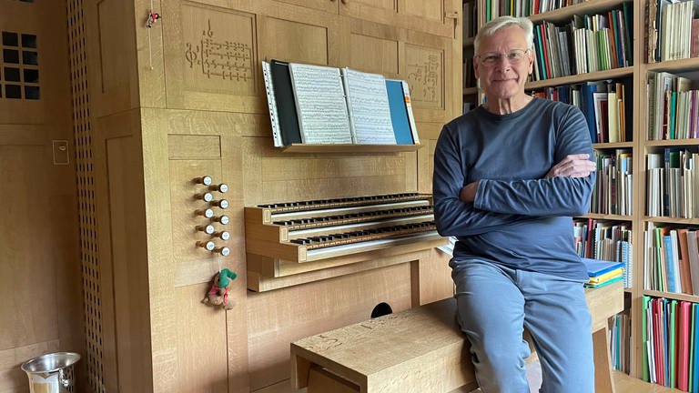 Organist Ludger Lohmann an seiner Hausorgel.