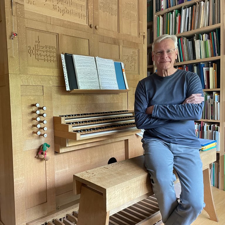 Organist Ludger Lohmann an seiner Hausorgel.