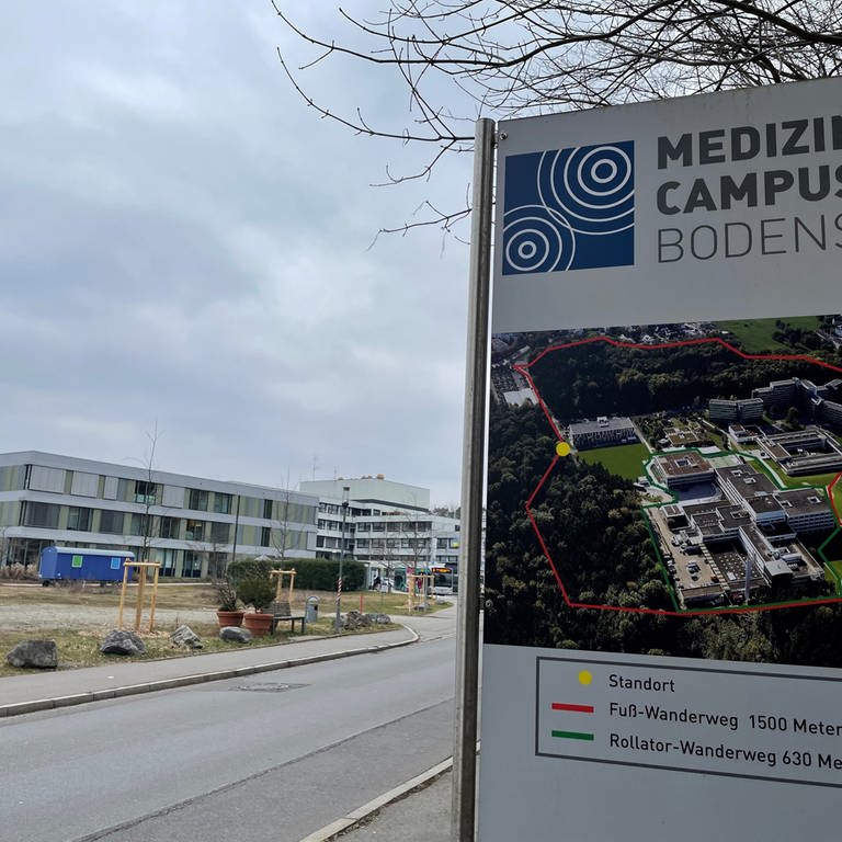 Die Klinik Friedrichshafen, die zum Medizin Campus Bodensee gehört, von außen.