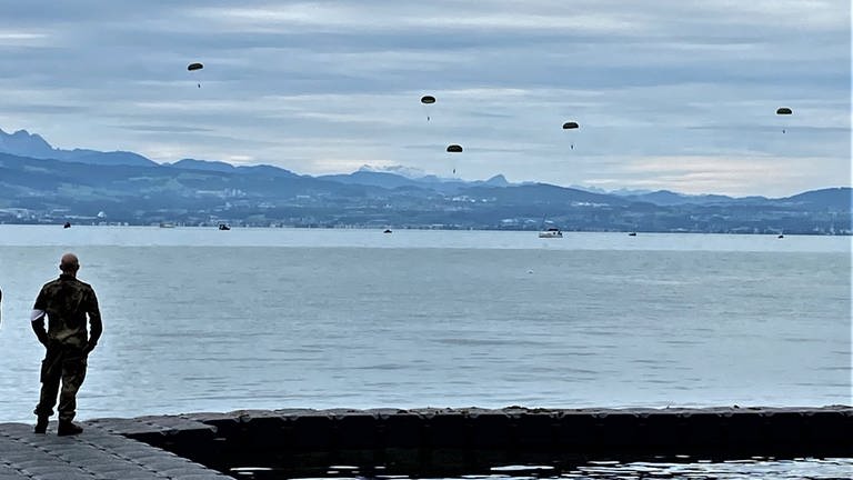 Fallschirmjäger üben vor Langenargen Wasserlandungen (Foto: SWR)