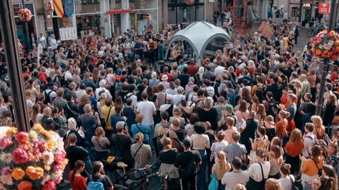 Viele Menschen sind auf einer Kundgebung gegen die Abschiebung des Gambiers in Konstanz zu sehen.