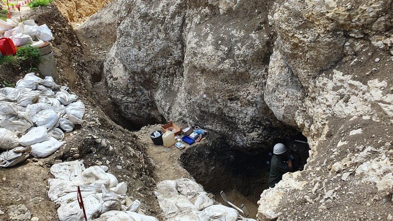 Der Graben inklusive Höhlen-Eingang wird bis kommendes Jahr wieder zugeschüttet. Zu groß ist die Gefahr, dass Menschen in die Höhle eindringen und wichtige Funde zerstören. (Foto: SWR, Fiehler)