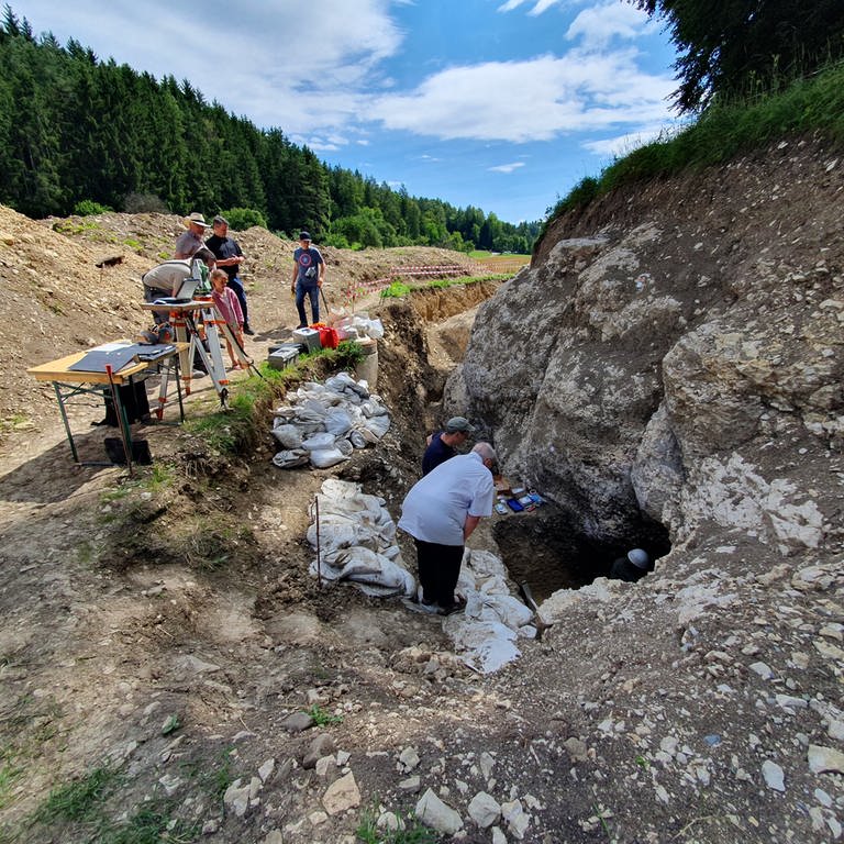 Höhlen-Eingang in Engen: Archäologinnen und Archäologen bei der Arbeit. (Foto: SWR, Fiehler)