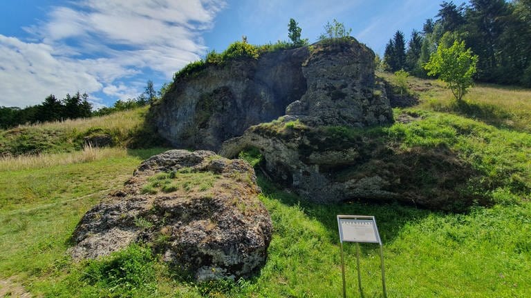 Nahe der neuen Höhle liegt der bekannte Petersfels. Auch er stammt aus der späten Eiszeit.  (Foto: SWR, Fiehler)