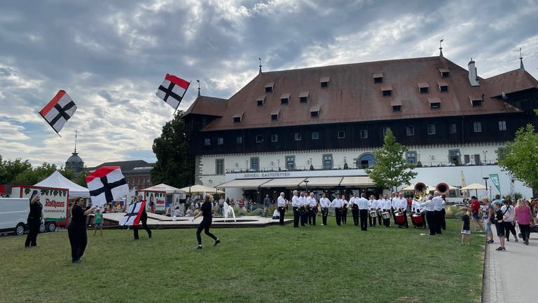 Seenachtfest Konstanz 2023 mit Fahnenwerfern am Konzil.