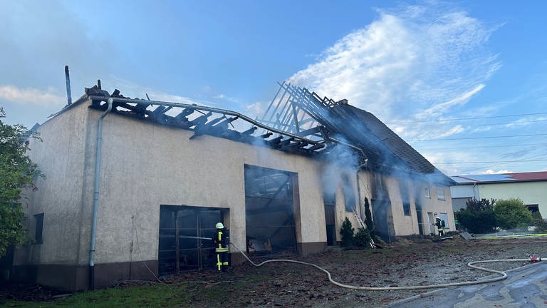 Bei einem Brand in Pfullendorf-Litzelbach nach einem Blitzeinschlag wurde ein Wohnhaus mit Scheune zerstört. (Foto: SWR, Alfred Knödler)
