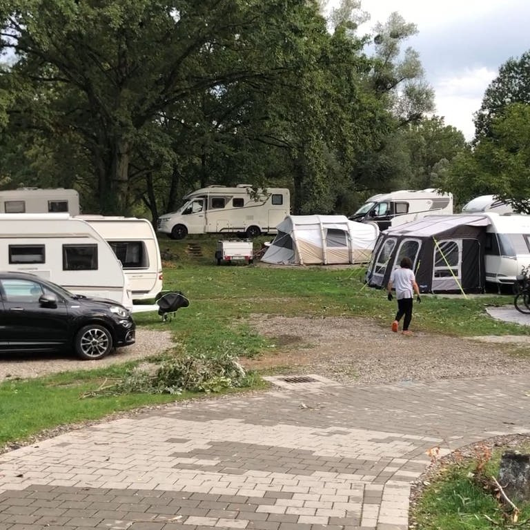 Nach dem Unwetter sind die Aufräumarbeiten auf dem schwer getroffenen Campingplatz in Lindau weitgehend abgeschlossen. (Foto: SWR, Moritz Kluthe)