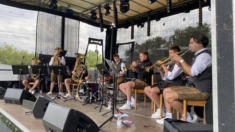 Blechbläser der Band "Nord-Sued-Ost Böhmische" auf einer Bühne des Brass-Musikfestivals in Pfullendorf