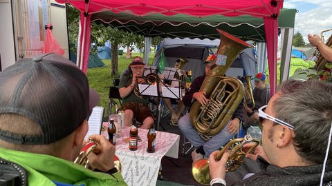 Musiker mit Instrumenten auf Campingplatz beim Musikprob-Festival in Pfullendorf