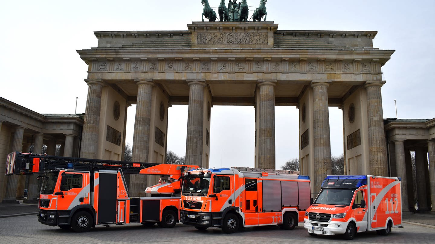 Fahrzeuge der Berliner Feuerwehr vor dem Brandenburger Tor (Foto: Pressestelle, Berliner Feuerwehr)