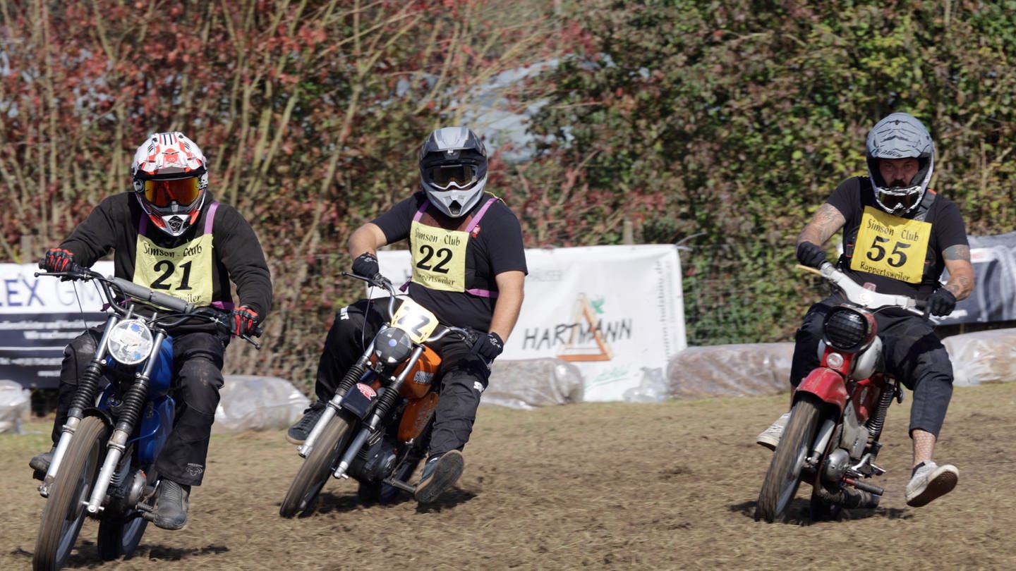 Drei Motorradfahrer fahren auf einer holpringen Rennstrecke mit Simson-Motorrädern (Foto: SWR, Alfred Knödler)