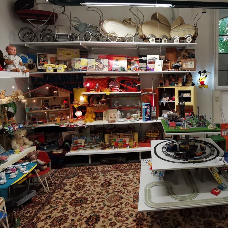 Kinderwagen, eine alte Spielzeugeisenbahn und eine Pupenstube mit Licht - viel altes Spielzeug gibt es in der neuen Kinderabteilung des elektrotechnischen Museums zu sehen.