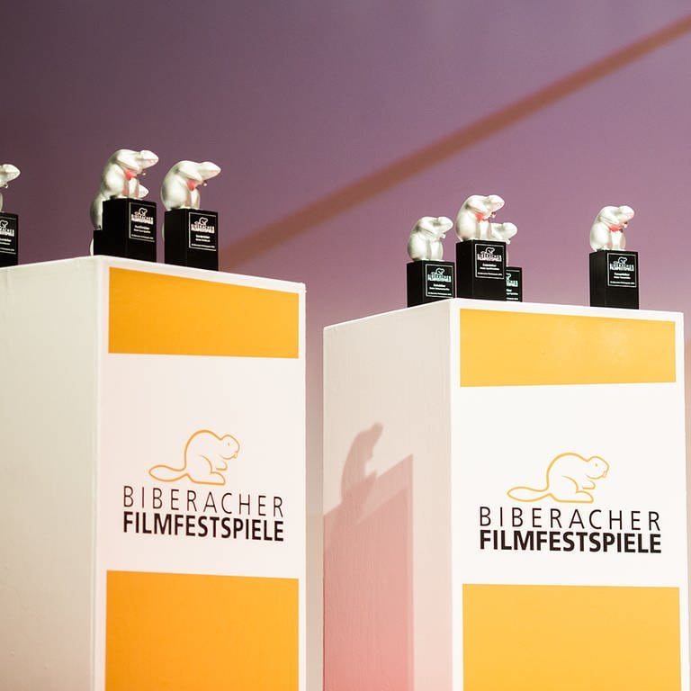 Die Biber-Trophäen stehen auf mehreren Podesten bei der Preisverleihung der Biberacher Filmfestspielen. (Foto: Pressestelle, Biberacher Filmfestspiele)