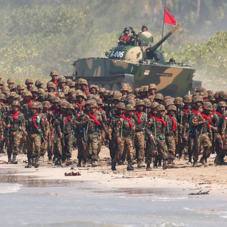 Militäreinheiten in Myanmar vor einem Panzer (Foto: picture-alliance / Reportdienste, picture alliance / Lynn Bo Bo/Pool EPA/AP/dpa | Lynn Bo Bo)
