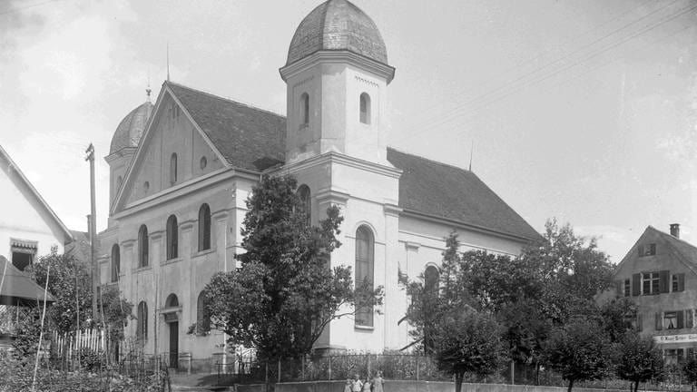 Auf einem alten schwarz-weiß Foto ist die Synagoge von Laupheim zu sehen. (Foto: Pressestelle, Museum Laupheim (Archivbild))
