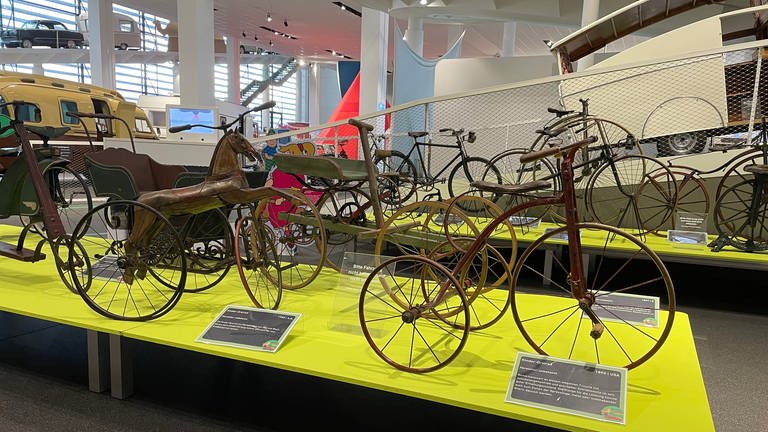 Originale Kinderfahrzeuge der vergangenen 200 Jahre sind derzeit im Erwin Hymer Museum in Bad Waldsee zu sehen.  (Foto: SWR, Corinna Scheller)