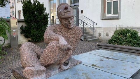 Ein Figur aus Stein zeigt den Plätzler der Weingartener Zunft. (Foto: SWR)
