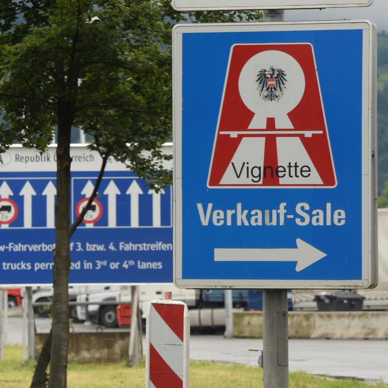 Ein Schild informiert über die Vignetten-Pflicht und den Verkauf. (Foto: dpa Bildfunk, picture alliance/Felix Kästle)