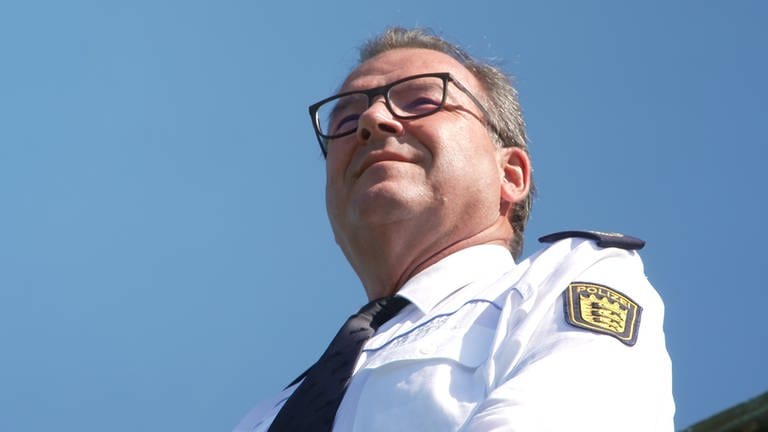 Polizeipräsident Uwe Stürmer bei St. Antoniuskapelle Wasserburg (Foto: SWR)
