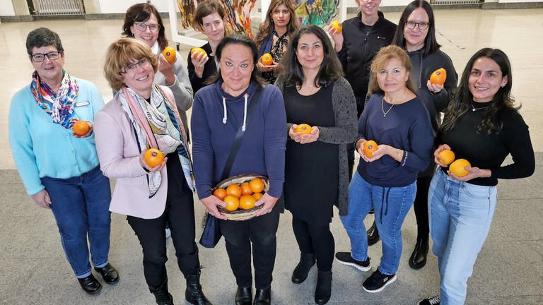 Organisatorinnen und Mitmacherinnen des „Orange Day“ in Singen 