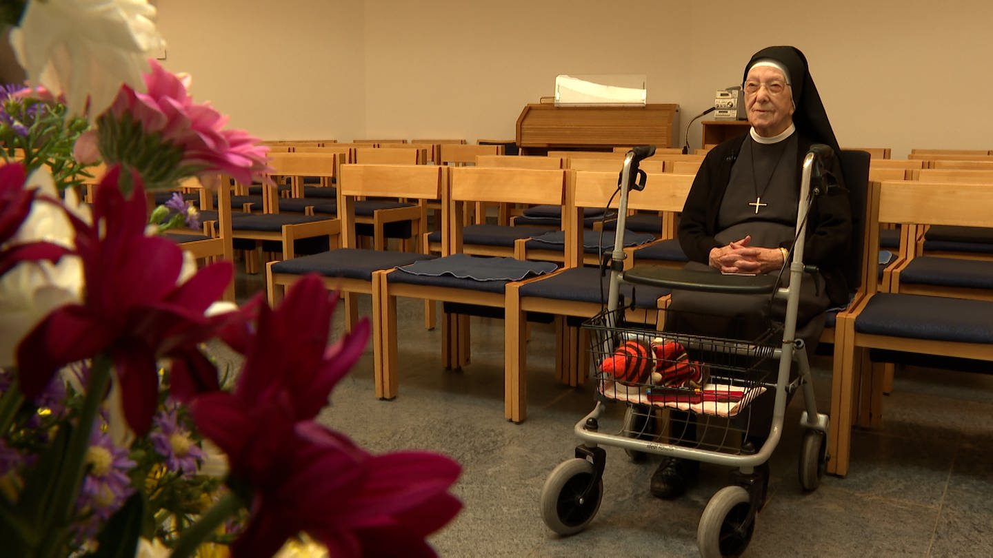 Ordensschwester mit Rollstuhl in Kirche (Foto: SWR)