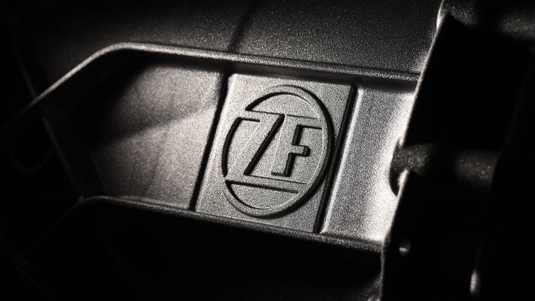 Das Logo der ZF Friedrichshafen ist in einem ZF-Werk in Friedrichshafen auf einem Getriebegehäuse für schwere Nutzfahrzeuge zu sehen.