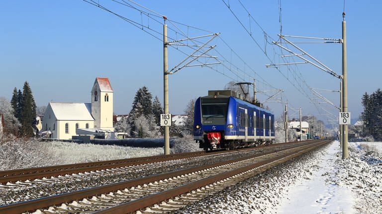 Ein Zug in Oberzell bei Ravensburg in verschneiter Winterlandschaft. (Foto: Pressestelle, Felix Löffelholz/bodo)