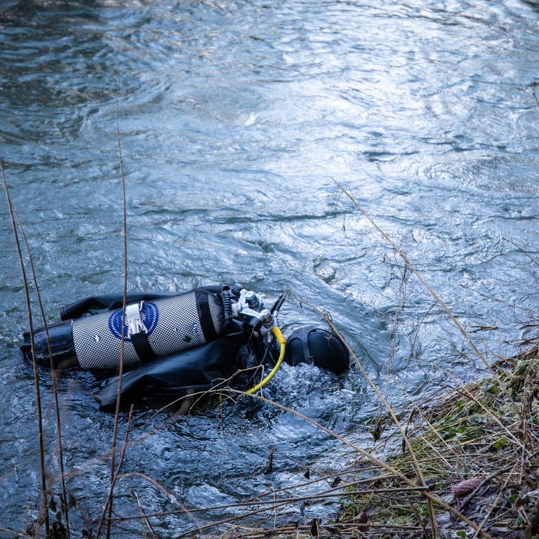 Ein Taucher hat den Leichnam der vermissten Zweijährigen im Fluß Lauchert entdeckt.