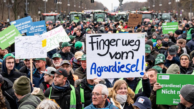 Landwirtinnen und Landwirte demonstrieren in Berlin gegen das geplante Aus für Steuererleichterungen beim Agrardiesel. (Foto: dpa Bildfunk, picture alliance/dpa/Fabian Sommer)