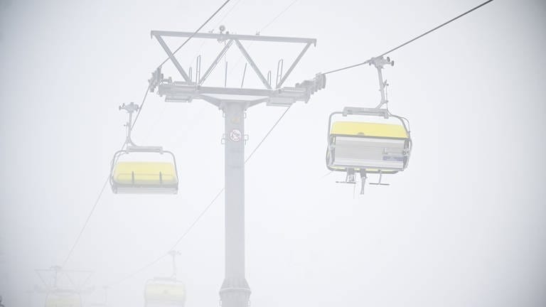 In den Vorarlberger Skigebieten laufen nur wenige Lifte wegen des Sturms