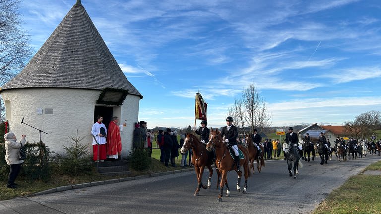 Rund 100 Reiterinnen und Reiter haben beim diesjährigen traditionellen Stephansritt in Eisenharz teilgenommen. (Foto: SWR, Sabine Steinfurth)