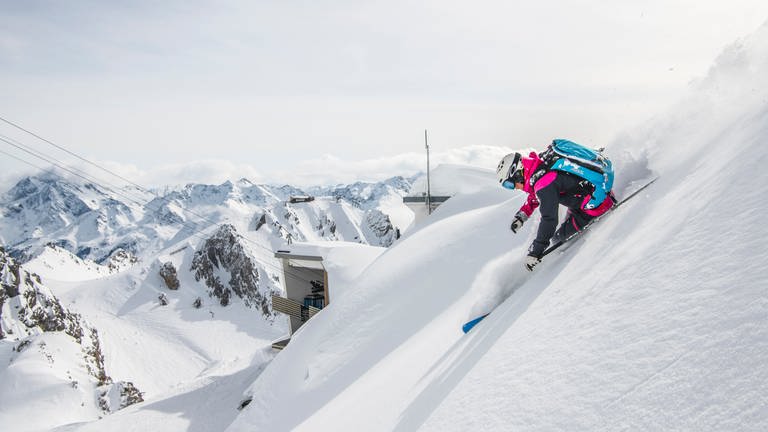 Ein Skifahrer im Skigebiet St. Anton in Vorarlberg fährt einen Berg runter.