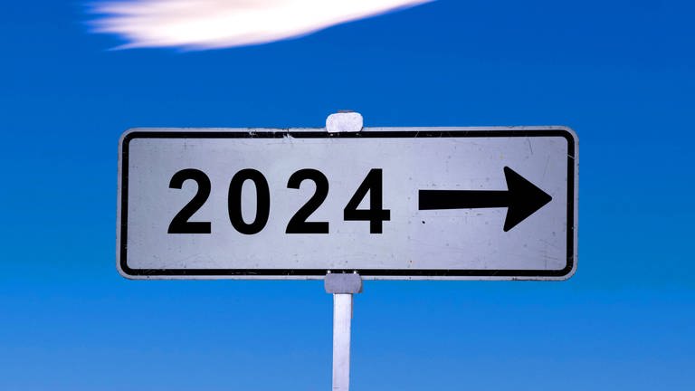 Ein Schild mit einem Pfeil nach rechts und der Zahl 2024