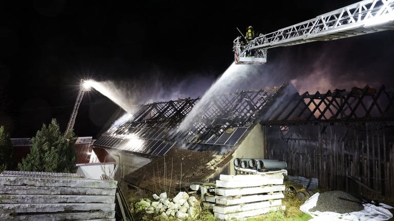 In Erlenmoos im Kreis Biberach sind bei einem Großbrand ein Stall und eine Scheune abgebrannt. 