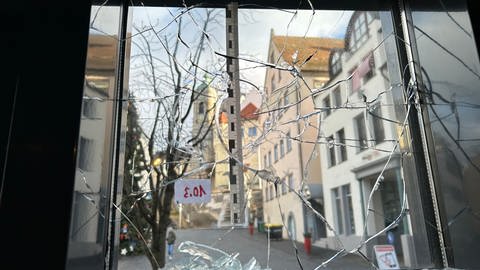 Ein Einschussloch in der Scheibe eines Cafés in Weingarten. Polizisten hatten auf einen mutmaßlichen Angreifer geschossen. 
