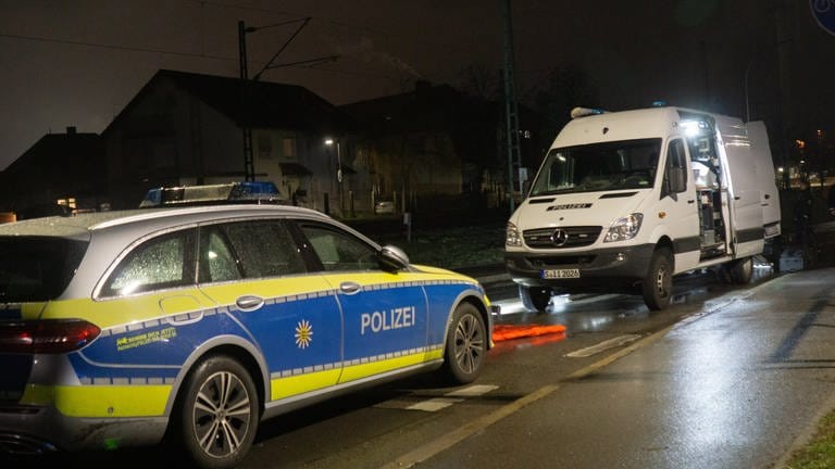 Zwei Einsatzwagen der Polizei vor der Flüchtlingsunterkunft in Singen (Kreis Konstanz)