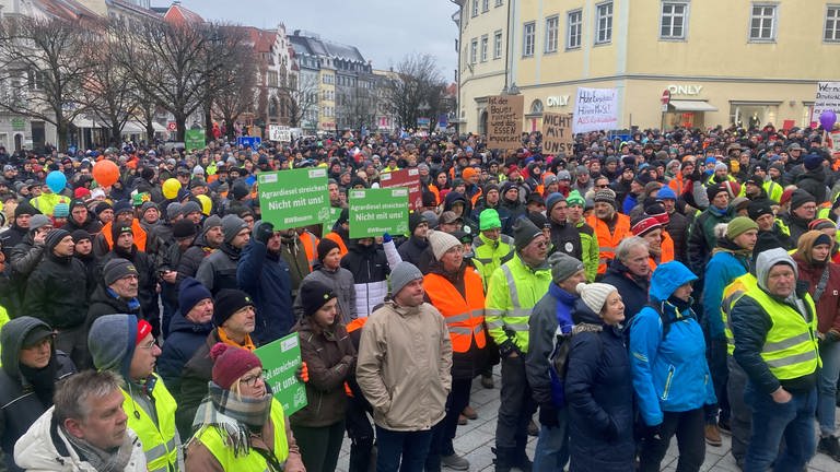 Landwirte protestieren bei einer Kundgebung in Ravensburg gegen die Sparpläne der Bundesregierung.