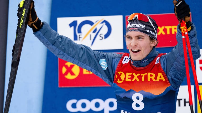 Friedrich Moch auf dem Podest bei der Tour de Ski.  (Foto: IMAGO, Imago/Mathias Bergeld)