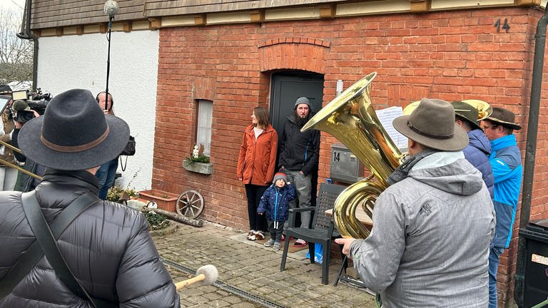 Musikanten der Musikkapelle Rohrdorf ziehen von Haus zu Haus und wünschen den Anwohnern mit Musikständchen ein frohes neues Jahr. (Foto: SWR, Sabine Steinfurth)